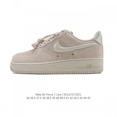 耐克 Nike Air Force 1 '07 Low 空军一号含气垫 低帮百搭厚底增高休闲运动板鞋。柔软、弹性十足的缓震性能和出色的中底设计，横跨复古与现代的
