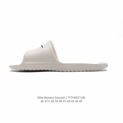 斯图西联名款Stussy X Nike Benassi 拖鞋 一字拖男女凉拖鞋沙滩鞋 家具休闲凉拖鞋。一直广受青睐的Nike Sportswear 主打单品搭载