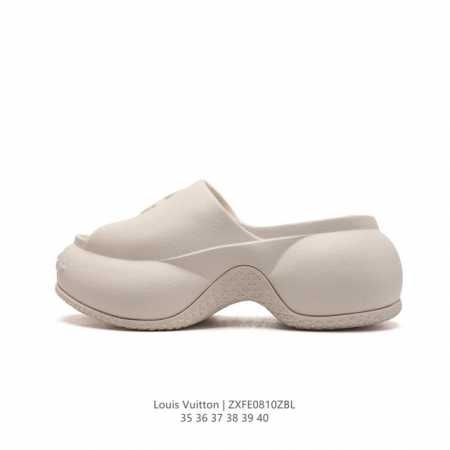 路易威登 女鞋 经典休闲运动鞋奢侈品百搭厚底增高拖鞋 时尚休闲凉拖鞋 沙滩鞋，在今年仍然很受欢迎。不挑衣服穿，也不挑包，随便搭。它穿上脚超级舒服，很软，还可以增 - 点击图像关闭