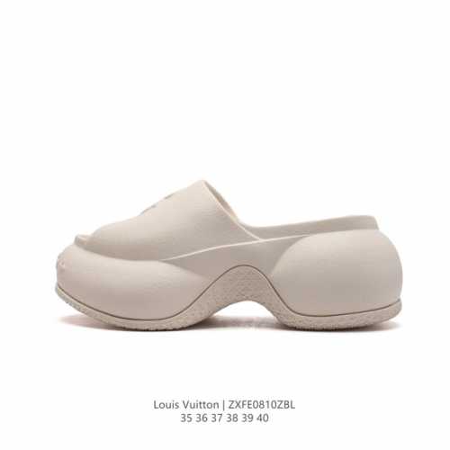 路易威登 女鞋 经典休闲运动鞋奢侈品百搭厚底增高拖鞋 时尚休闲凉拖鞋 沙滩鞋，在今年仍然很受欢迎。不挑衣服穿，也不挑包，随便搭。它穿上脚超级舒服，很软，还可以增