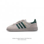 阿迪达斯 Adidas Handball Spezial 三叶草学院风复古休闲板鞋 德训鞋 橡胶底柔软皮革经典运动鞋男士板鞋。圆头、缝合拼接设计、正面绑带、鞋舌