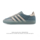 阿迪达斯 Adidas Originals Gazelle Indoor复古三叶草防滑透明橡胶板鞋经典运动鞋。这款经典鞋,忠于原版设计,缀撞色三条纹和鞋跟饰片。