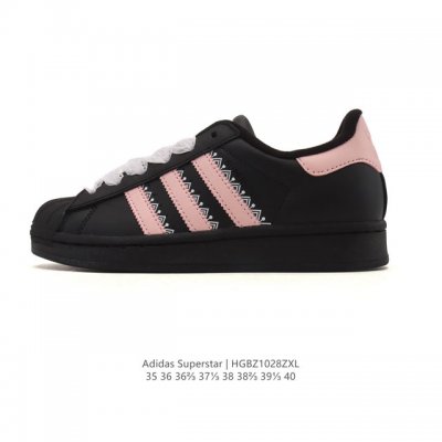 阿迪达斯 Adidas Superstar 2025年新款鞋子 经典贝壳头系列 新款休闲板鞋潮流女士运动鞋 。鞋面皮革拼接材质 标志性的贝壳鞋头，简约的线条。就