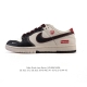 耐克 Nike Dunk Low Retro 运动鞋复古板鞋，作为 80 年代经典篮球鞋款，起初专为硬木球场打造，后来成为席卷街头的时尚标杆，现以经典细节和复古