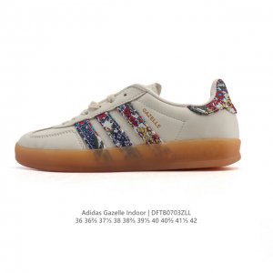 阿迪达斯 Adidas Originals Gazelle Indoor复古三叶草防滑透明橡胶板鞋经典运动鞋。这款经典鞋,忠于原版设计,缀撞色三条纹和鞋跟饰片。