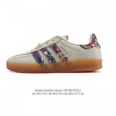 阿迪达斯 Adidas Originals Gazelle Indoor复古三叶草防滑透明橡胶板鞋经典运动鞋。这款经典鞋,忠于原版设计,缀撞色三条纹和鞋跟饰片。