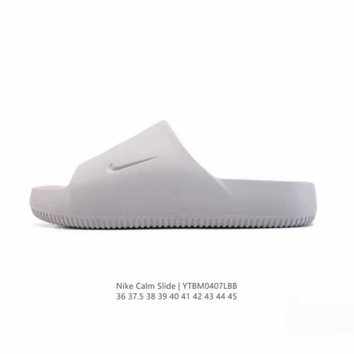 耐克 Nike Calm Slide 经典运动拖鞋时尚厚底增高男女一字拖鞋 沙滩鞋，拖鞋的外观十分吸引人，融合了舒适与时尚的元素，延续了简约独特的美学风尚，一体