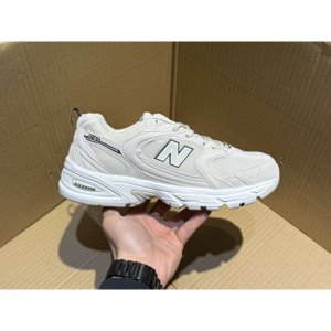 Kz神版特价new Balance Nb530 新百伦复古透气跑步鞋 抛弃过往以皮革为主的人气轮廓 以极具复古风范的跑鞋外观呈现 设计上全鞋以简约清爽的纯白色作