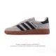 阿迪达斯 Adidas Handball Spezial 低帮三叶草学院风复古休闲板鞋 德训鞋 橡胶底柔软皮革经典运动鞋板鞋。圆头、缝合拼接设计、正面绑带、鞋舌
