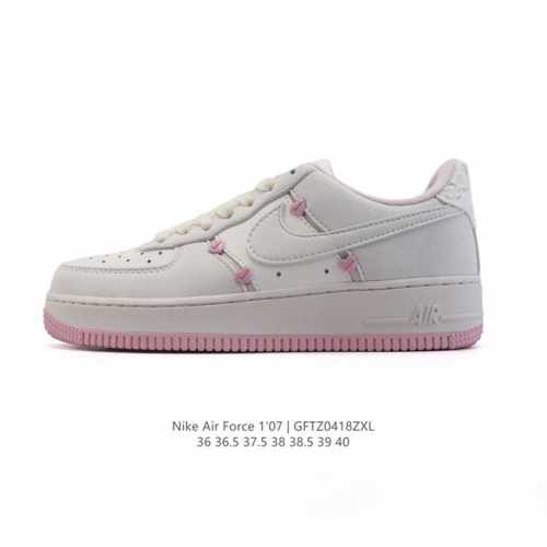 耐克 Nike Air Force 7 Low 空军一号含气垫 小白鞋 低帮百搭厚底增高休闲运动板鞋。柔软、弹性十足的缓震性能和出色的中底设计，横跨复古与现代的