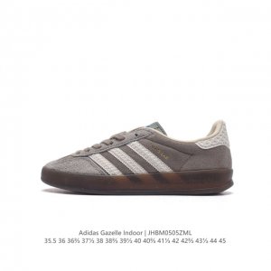 阿迪达斯 Adidas Originals Gazelle Indoor 复古三叶草防滑透明橡胶板鞋经典运动鞋。这款经典鞋,忠于原版设计,缀撞色三条纹和鞋跟饰片