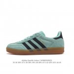 阿迪达斯 Adidas Originals Gazelle Indoor 复古三叶草防滑透明橡胶板鞋经典运动鞋。这款经典鞋,忠于原版设计,缀撞色三条纹和鞋跟饰片