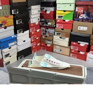 结算 Descente 迪桑特系带舒适百搭防滑耐磨低帮生活休闲鞋 原楦原纸版开发版型 鞋底设计有特殊的纹理或材料 以增加摩擦力 减少滑倒的风险 使用耐用的材料制