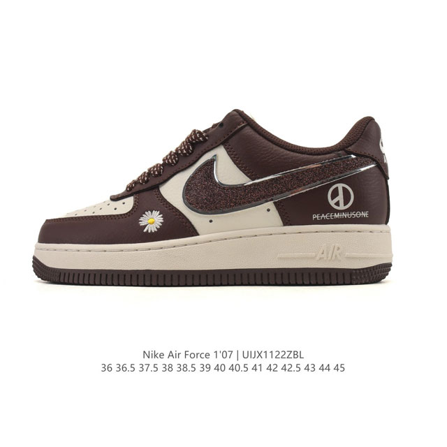 耐克 Nike Air Force 1 '07 Low 空军一号含气垫 低帮小白鞋 百搭厚底增高休闲运动板鞋。柔软、弹性十足的缓震性能和出色的中底设计，横跨复古