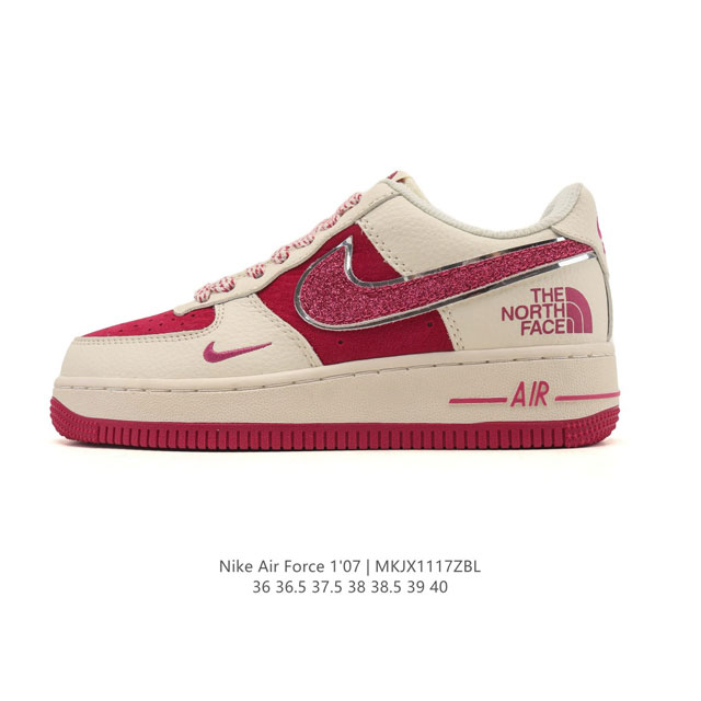 耐克 Nike Air Force 1 '07 Low 空军一号含气垫 低帮小白鞋 百搭厚底增高休闲运动板鞋。柔软、弹性十足的缓震性能和出色的中底设计，横跨复古
